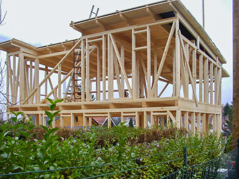 Holzrahmenbau eines Einfamilienhauses im Rohbau, sichtbare Holzkonstruktion ohne Fassade